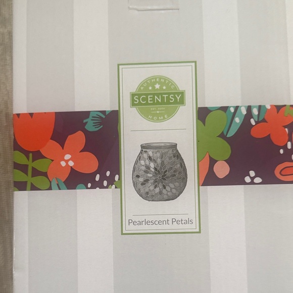 Scentsy Pearlescent Petals Warmer new - Picture 3 of 5